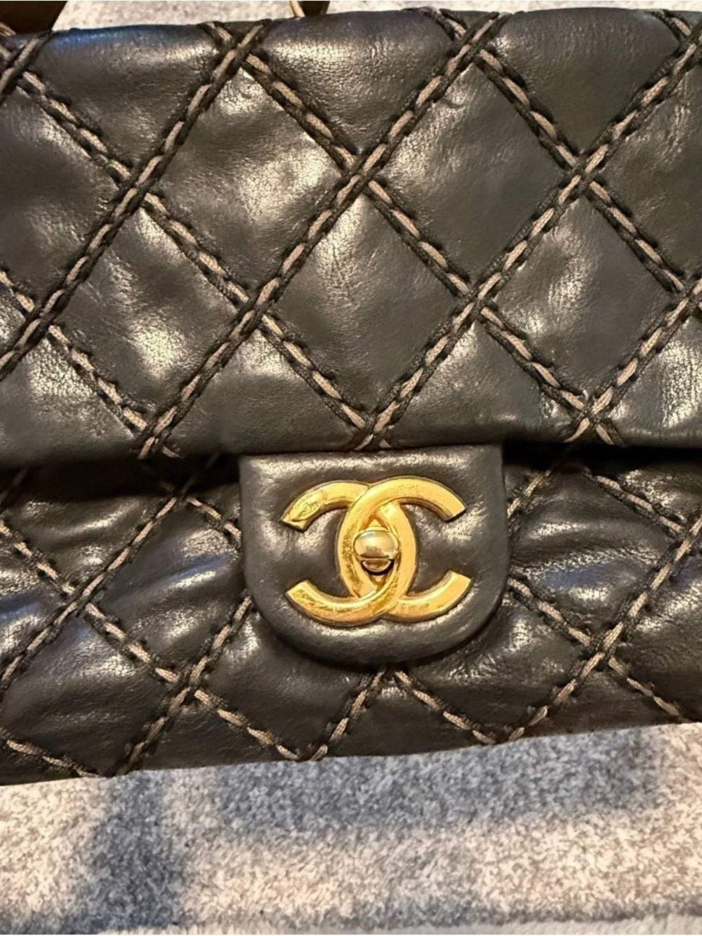 CHANEL Black Quilted Leather Shoulder Bag with Gold Chain